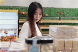 国产AV剧情-尾随美女邻居多日在她老公不在家终于强奸了她